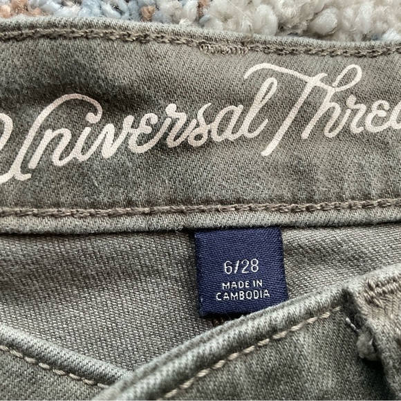 Universal Thread camo shorts - Picture 3 of 3